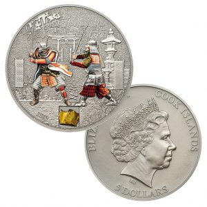 Cook Islands 5 Dollars 2015, 999er Silber, 1 Unze, Ø 38,61mm, Antik-Finish, im Etui, Auflage: 999 (Mit einem Stück echter Samurai-Rüstung, zu sehen unter den Füßen der Krieger)