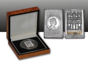 Isle of Man 1 Crown 2012 „200 Jahre Wiederentdeckung Petra“, 999er Silber, 1 Unze, Ø 35x23mm, Inlay mit Sand aus Petra, Jordanien, in Etui, Auflage: 2.000