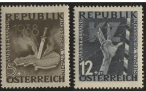 Genehmigte Ersatzentwürfe für die Briefmarkenserie "Niemals vergessen": „Dolch durchbohrt Österreich“ und „Hand hinter Stacheldraht“