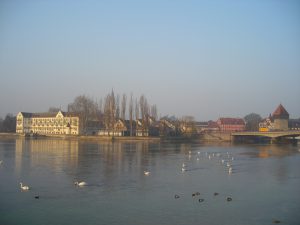 Urlaub am Bodensee, Konstanz an einem diesigen Morgen, Blick von Seestraße gen Inselhotel