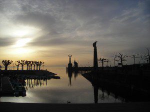 Zeppelin Denkmal im Morgenlicht im Konstanzer Hafen, im Hintergrund die Imperia