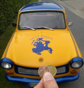 Urlaubsfoto mit der Münze 20 Cent mit Autohintergrund - Insel Rügen