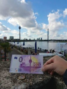 Urlaubsfoto mit einem Euroschein 2017 Düsseldorf