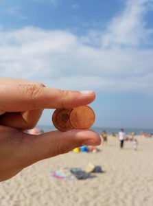 Urlaubsfoto mit Münzen am Strand